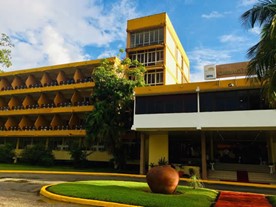 fachada amarilla con balcones