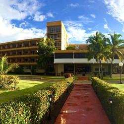 fachada amarilla con balcones