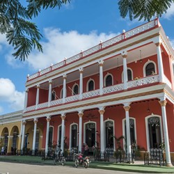 fachada del hotel bajo el cielo azul