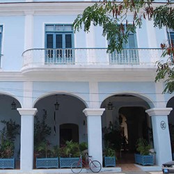 fachada de edificio colonial con balcones