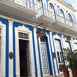 fachada de edificio colonial con balcones