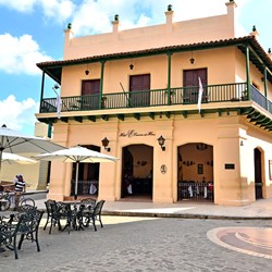 fachada de edificio colonial con balcones