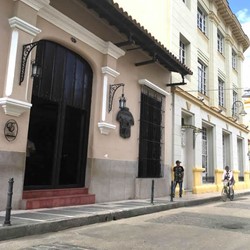 fachada colonial del hotel con techo de tejas