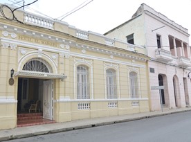 fachada de edificio colonial con ventanas