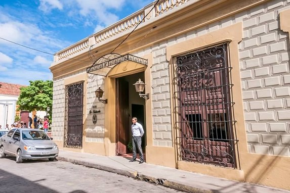 fachada colonial con ventanas de madera