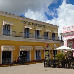 fachada del hotel bajo el cielo azul