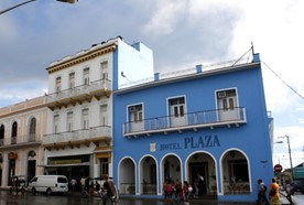 fachada de edificio colonial con balcones