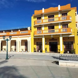 fachada de edificio colonial con balcón