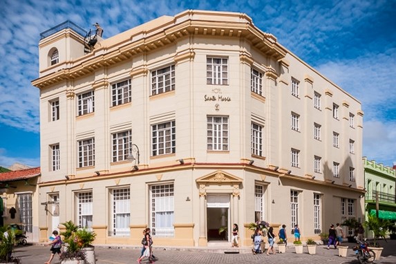 fachada de edificio colonial bajo el cielo azul