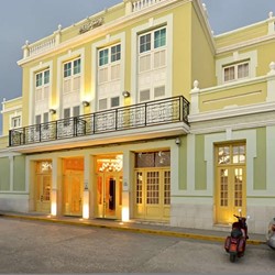 fachada de edificio colonial de color verde 