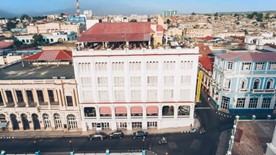 vista aérea de la fachada blanca del hotel 