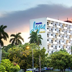 fachada de edificio con señal luminosa