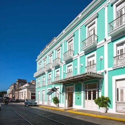 fachada colonial del hotel bajo el cielo azul