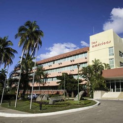 fachada de edificio rodeado de vegetación