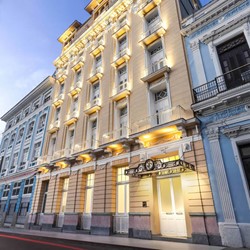 fachada del edificio colonial bajo el cielo azul