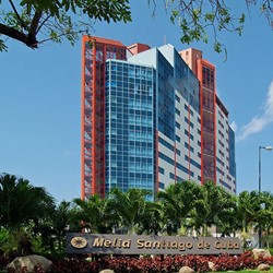 fachada del edificio rodeado de vegetación