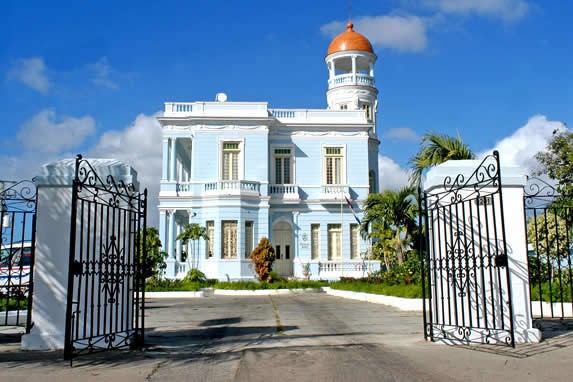 entrada con rejas de hierro y fachada del edificio