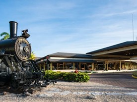 fachada del hotel con tren antiguo decorativo