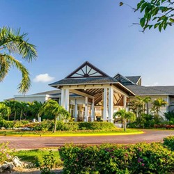 fachada del hotel con vegetación alrededor