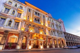 Fachada iluminada en la noche del hotel Sevilla