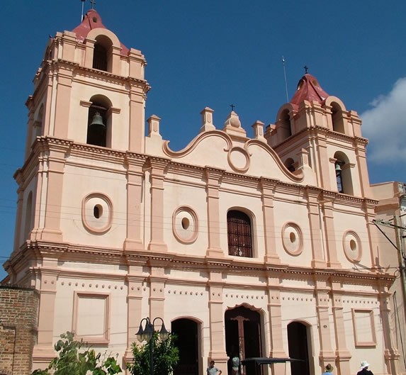 fachada de iglesia colonial bajo el cielo azul
