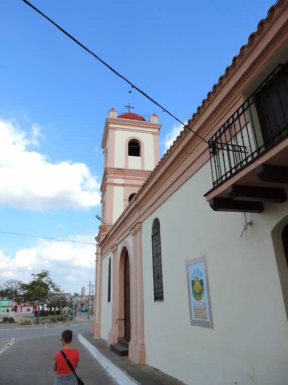 fachada colonial de la iglesia bajo el cielo azul