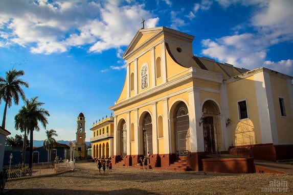 vista exterior de la iglesia situada en una plaza