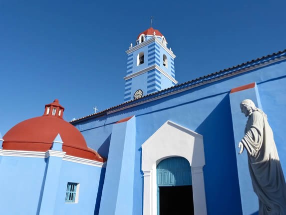 fachada colonial con campanario azul