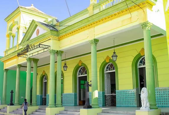 fachada de edificio colonial con hermosas columnas