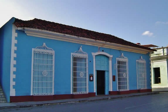 fachada colonial con techo de teja