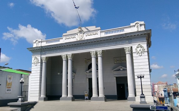 fachada colonial con columnas bajo el cielo azul