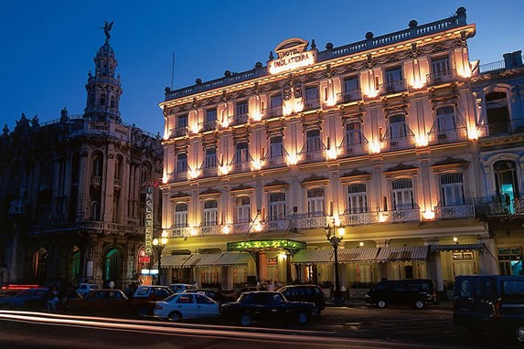 Vista de noche del hotel Inglaterra