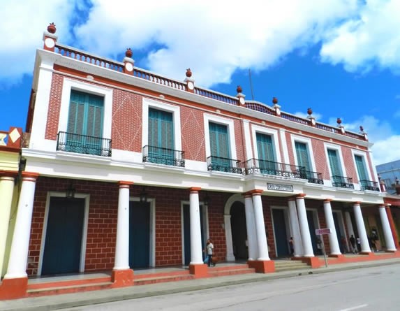 fachada de edificio colonial de dos pisos