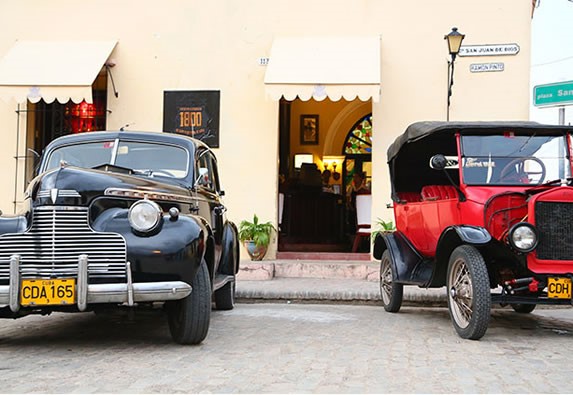 Autos antiguos en el restaurante 