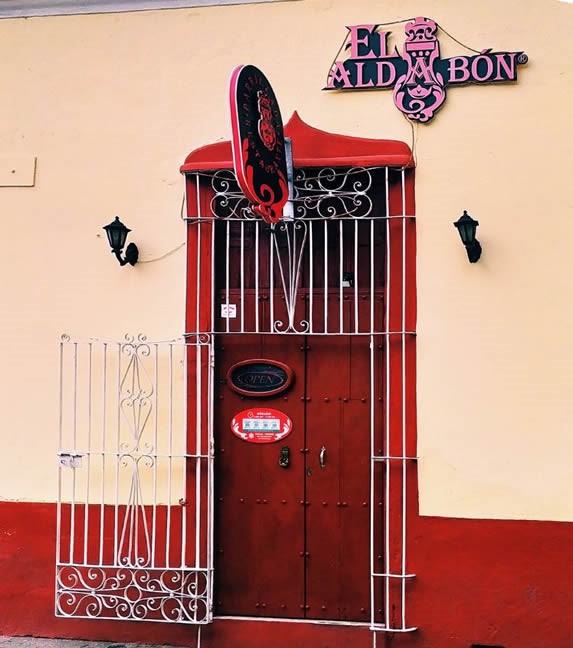 puerta de madera y cartel del restaurante