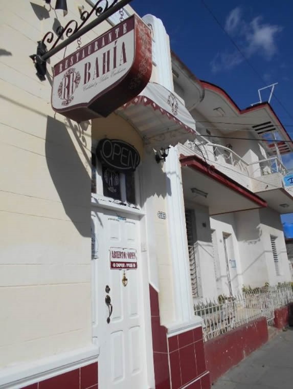 fachada del restaurante con cartel colgante