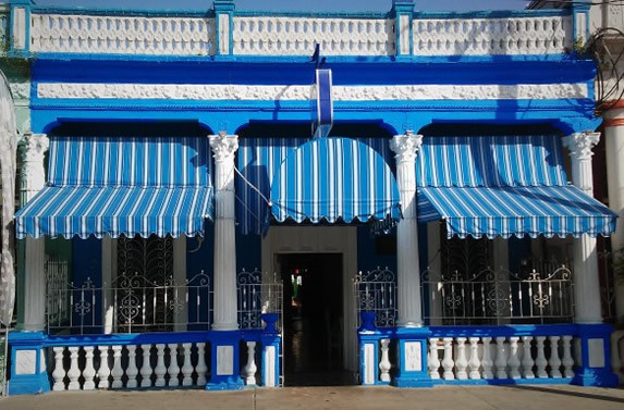 fachada colonial con toldos azules