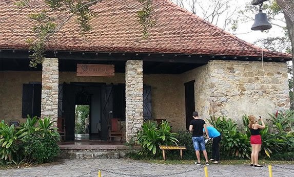 fachada de piedras con techo de tejas