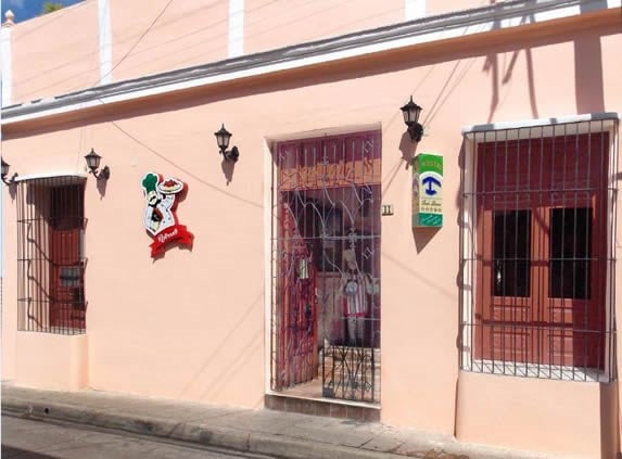 fachada colonial del restaurante con letrero