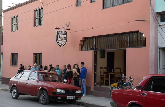 fachada del restaurante con cartel colgando