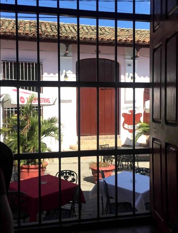 fachada colonial del restaurante con tejas