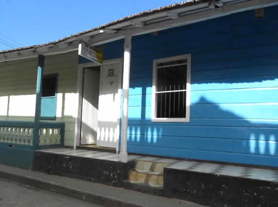 fachada de edificio colonial de madera y tejas