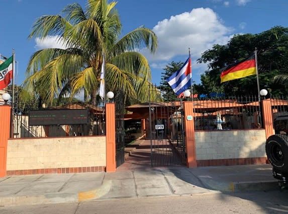 fachada del restaurante con patio delantero y reja