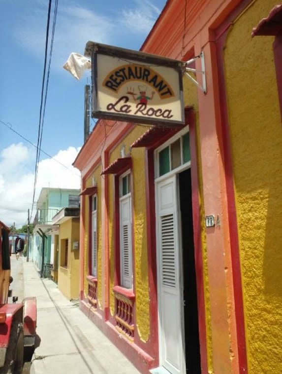 fachada colonial del restaurante con letrero