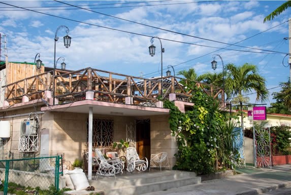 Fachada del restaurante La Vaca Rosada