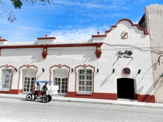 fachada colonial del restaurante
