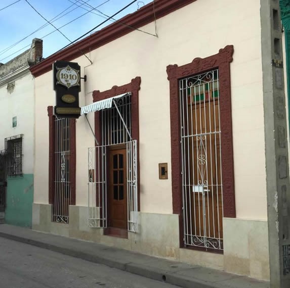 fachada de edificio colonial con cartel colgando