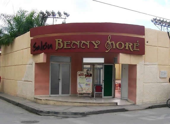 exterior del salón Benny Moré con cartel 