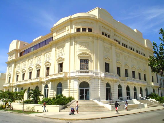 Entrada del teatro Amadeo Roldan