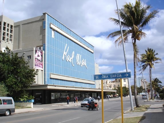 Fachada del teatro Karl Marx 